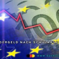 Grafik zur Bürgergeld-Überweisung in Gefahr: Ein fallender roter Kurs-Pfeil verläuft über einen 100-Euro-Schein, umgeben von gelben EU-Sternen. Die Bildkomposition symbolisiert finanzielle Unsicherheit und mögliche Verzögerungen bei Überweisungen durch eine neue EU-Verordnung.