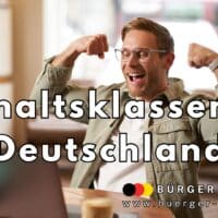 Ein Mann sitzt am Schreibtisch in einem modernen, hellen Raum, hebt beide Arme an und zeigt die Muskeln. Vor ihm stehen ein Laptop und Unterlagen. Im Vordergrund ist groß der Schriftzug „Gehaltsklassen in Deutschland“ platziert, unten befindet sich das Logo von „Bürger & Geld“ sowie die Internetadresse www.buerger-geld.org.
