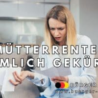 Eine junge, besorgte Frau sitzt auf einem Sofa in einem modernen Wohnzimmer und liest fassungslos einen Brief. Vor ihr liegen weitere Papiere. Groß in der Bildmitte steht der Text: „Mütterrente heimlich gekürzt“. Unten rechts befinden sich das Logo und die Webadresse von „Bürger & Geld“.