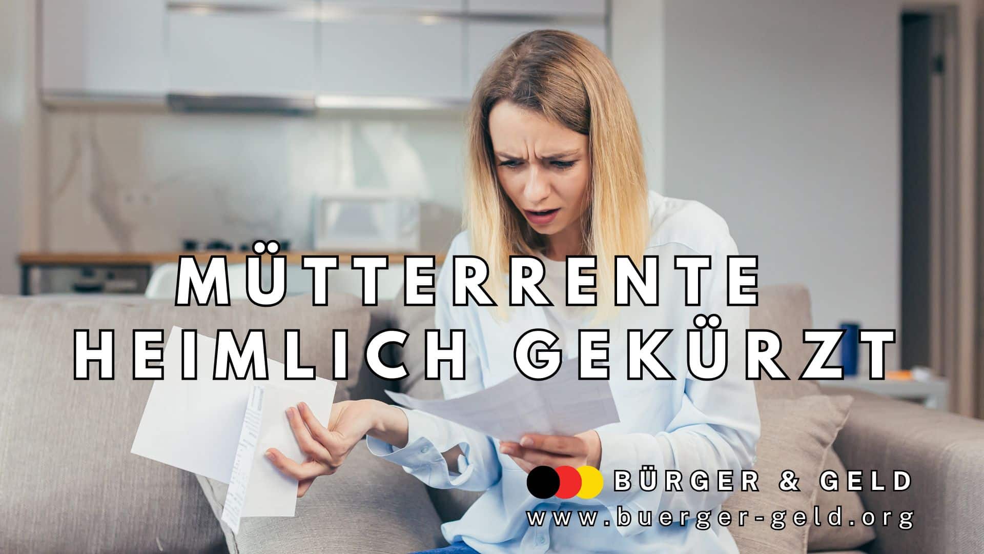 Eine junge, besorgte Frau sitzt auf einem Sofa in einem modernen Wohnzimmer und liest fassungslos einen Brief. Vor ihr liegen weitere Papiere. Groß in der Bildmitte steht der Text: „Mütterrente heimlich gekürzt“. Unten rechts befinden sich das Logo und die Webadresse von „Bürger & Geld“.