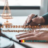 Ein Schreibtisch mit einer goldenen Justitia-Waage und einem Richterhammer im Vordergrund. Eine Person unterschreibt ein Dokument. Im Bild steht der Text: „Neue Grundsicherung 2026: Droht ein verfassungswidriger Leistungsentzug?“ sowie die Webadresse www.buerger-geld.org. Die Bildstimmung ist seriös und vermittelt juristische Relevanz.