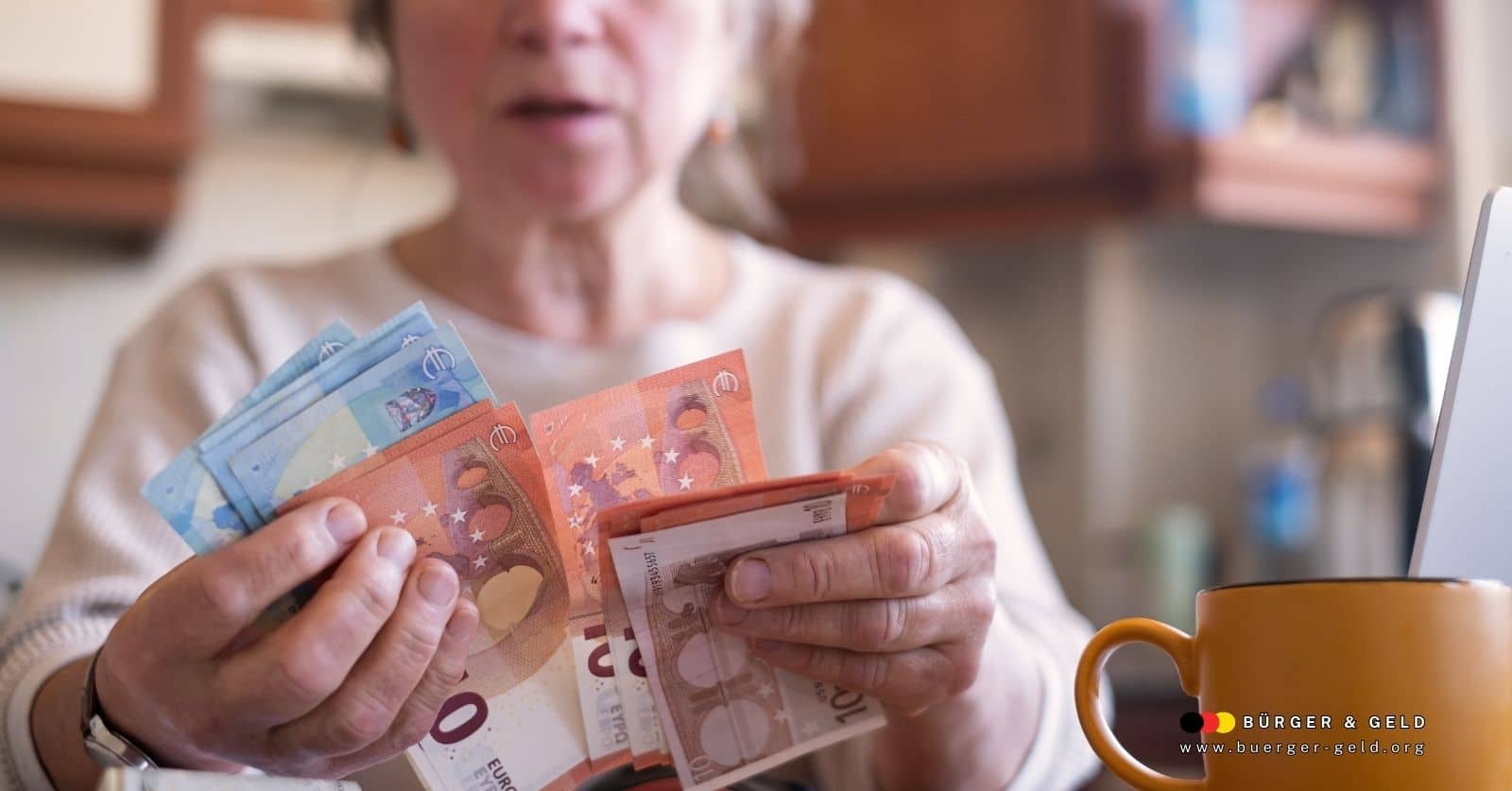 Seniorin zählt Euro-Geldscheine in der Küche, Thema Rente, Wohngeld oder Grundsicherung, Bürger & Geld Magazin