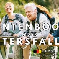 Vier ältere Menschen stehen entspannt angelehnt an ein Holzgeländer in einer natürlichen, grünen Umgebung. Sie tragen Freizeitkleidung und Wanderrucksäcke, wirken freundlich und im Gespräch vertieft. Im Vordergrund ist groß der Text zu lesen: „Rentenboom oder Altersfalle?“. Unten rechts steht das Logo und die Webadresse von „Bürger & Geld“.