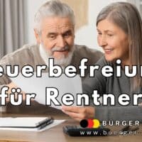 Ein älteres Paar sitzt gemeinsam an einem Tisch in einem hellen Wohnzimmer und betrachtet Dokumente. Auf dem Tisch liegen Papierunterlagen, Lesebrille und ein Notizbuch. Groß im Bild steht der Schriftzug „Steuerbefreiung für Rentner“. Unten rechts ist das Logo von Bürger & Geld und die Webadresse www.buerger-geld.org zu sehen.