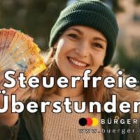 Eine Person hält im Freien einen Fächer aus Euro-Geldscheinen in der Hand, trägt eine grüne Mütze sowie eine Winterjacke, dazu erscheint zentral der Schriftzug „Steuerfreie Überstunden“ und im unteren Bereich das Logo sowie die Webadresse von Bürger & Geld.
