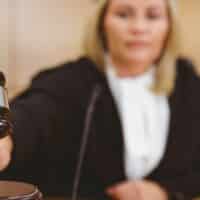 Richterin fällt Urteil mit Hammer im Gerichtssaal – Symbolbild zum Thema Erwerbsminderungsrente und abgelehnte Anträge.