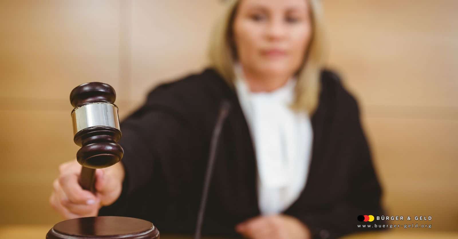 Richterin fällt Urteil mit Hammer im Gerichtssaal – Symbolbild zum Thema Erwerbsminderungsrente und abgelehnte Anträge.