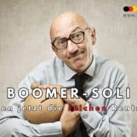 Älterer Mann im Hemd hält ein Sparschwein umarmt; thematisch Boomer-Soli, Rentner und neue Abgabe für wohlhabende Senioren.
