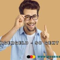 Junger Mann lächelt und mit "Aha" Gesicht