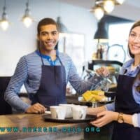 Schüler arbeitet im Cafe