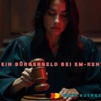 Richterin klopft mit Hammer