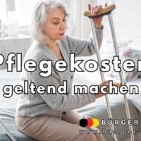 Ältere Frau mit grauen Haaren sitzt auf einem Bett und hält sich mit zwei Gehstützen fest. Im Hintergrund ist ein hell eingerichtetes Schlafzimmer sichtbar. Auf dem Bild steht in großen Buchstaben „Pflegekosten geltend machen“. Unten rechts befindet sich das Logo von Bürger & Geld sowie die Website-Adresse www.buerger-geld.org.