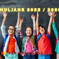 Schulkinder vor der Schultafel mit Armen nach oben