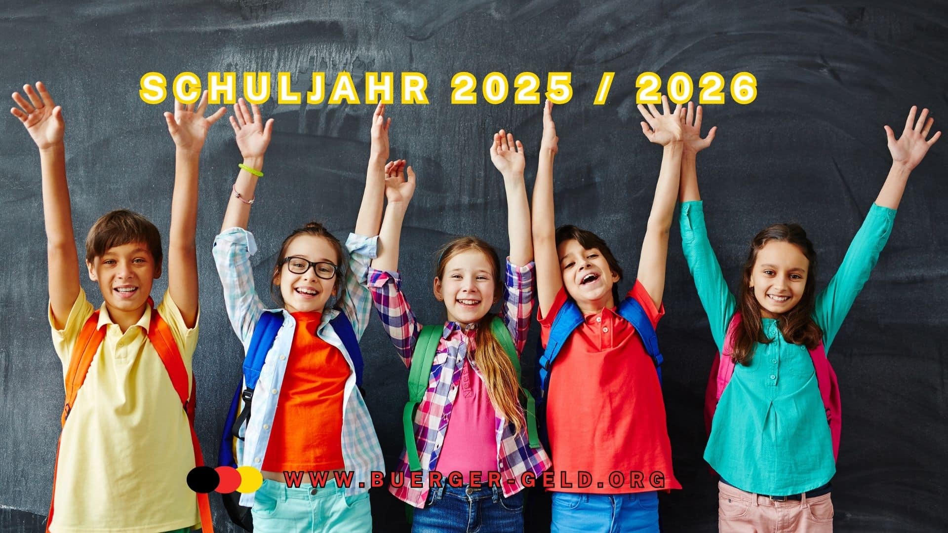 Schulkinder vor der Schultafel mit Armen nach oben
