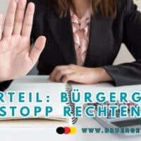 Frau im Anzug hebt Hand zum Stopp