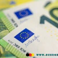 mehrere 100 Euro Banknoten in Nahaufnahme und der Schriftzug www.buerger-geld.org