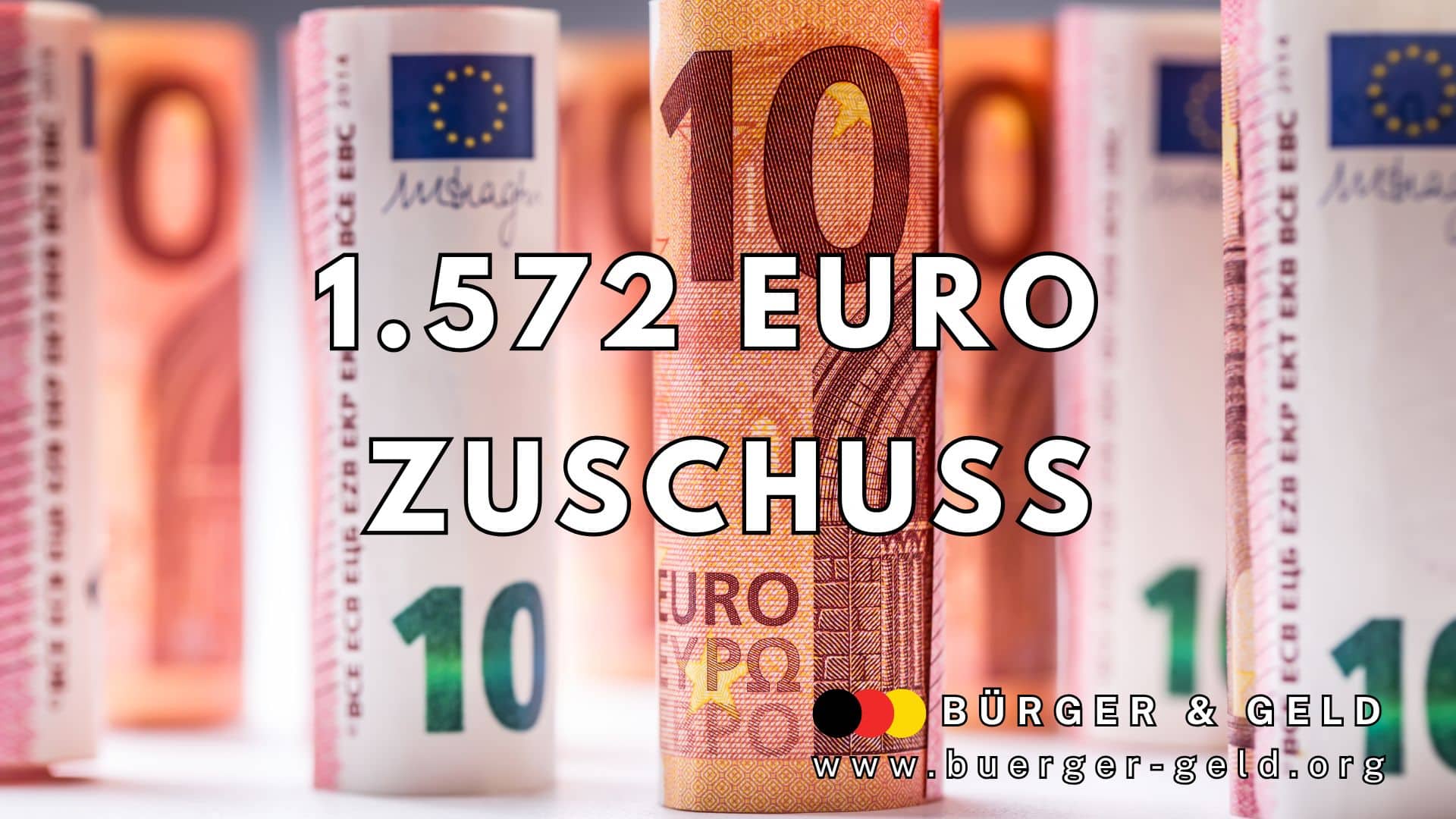 Mehrere aufrecht stehende, zusammengerollte 10-Euro-Banknoten, im Vordergrund eine deutlich sichtbare Zehn-Euro-Note, unscharfe Banknoten im Hintergrund – Symbolbild für Geld, Finanzen und Zuschüsse in Euro.