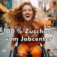Junge Frau mit lockigen Haaren im Rollstuhl, trägt einen orangefarbenen Overall und fährt entschlossen eine belebte Großstadtstraße entlang; Text auf dem Bild: „100% Zuschuss vom Jobcenter“ mit Logo von Bürger & Geld und Website-Adresse www.buerger-geld.org. Motiviert und selbstbewusst, symbolisiert sie Chancen auf Teilhabe am Arbeitsmarkt durch Lohnkostenzuschuss für Arbeitgeber.