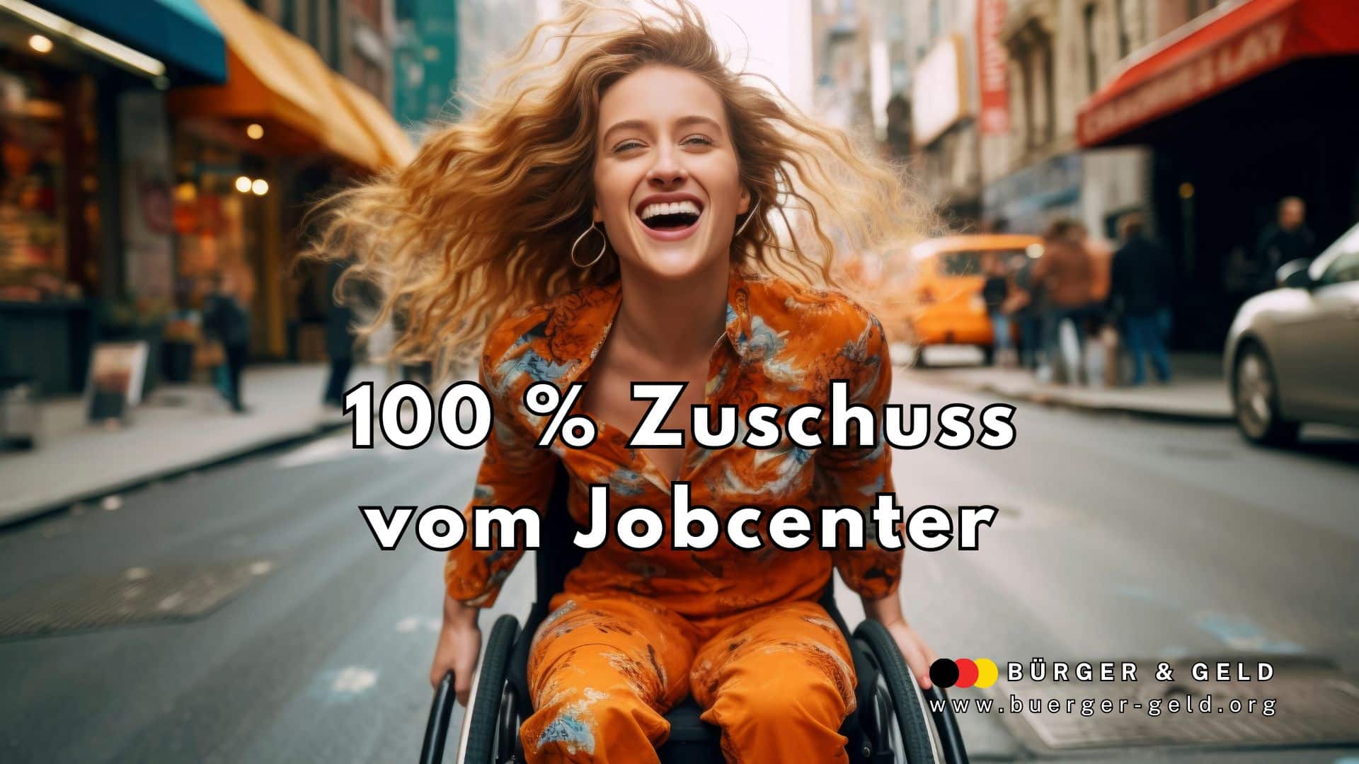 Junge Frau mit lockigen Haaren im Rollstuhl, trägt einen orangefarbenen Overall und fährt entschlossen eine belebte Großstadtstraße entlang; Text auf dem Bild: „100% Zuschuss vom Jobcenter“ mit Logo von Bürger & Geld und Website-Adresse www.buerger-geld.org. Motiviert und selbstbewusst, symbolisiert sie Chancen auf Teilhabe am Arbeitsmarkt durch Lohnkostenzuschuss für Arbeitgeber.