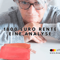 Ältere Frau mit Brille blickt nachdenklich auf einen Tisch mit Geldmünzen, Geldschein und rotem Portemonnaie, daneben Text: „1800 Euro Rente – eine Analyse“; Bild für Artikel des Nachrichtenmagazins Bürger & Geld über Rente und Altersvorsorge in Deutschland.