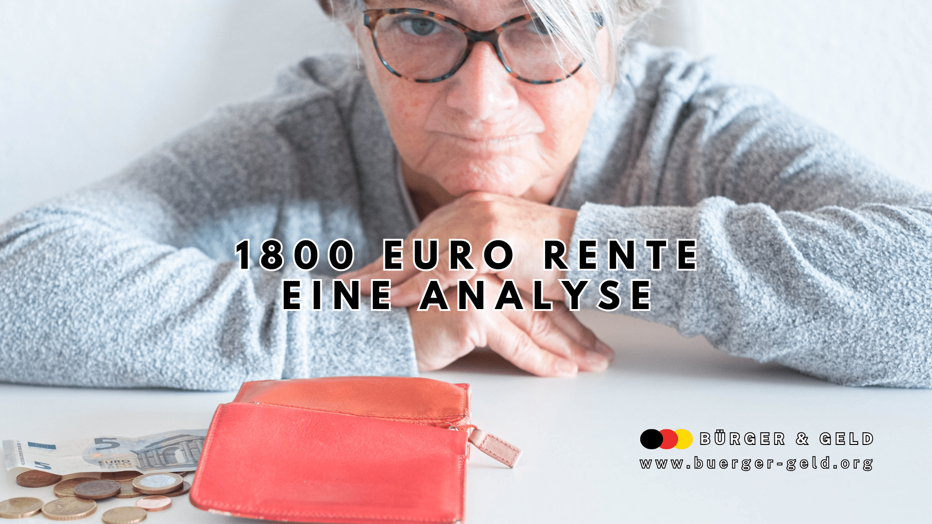 Ältere Frau mit Brille blickt nachdenklich auf einen Tisch mit Geldmünzen, Geldschein und rotem Portemonnaie, daneben Text: „1800 Euro Rente – eine Analyse“; Bild für Artikel des Nachrichtenmagazins Bürger & Geld über Rente und Altersvorsorge in Deutschland.