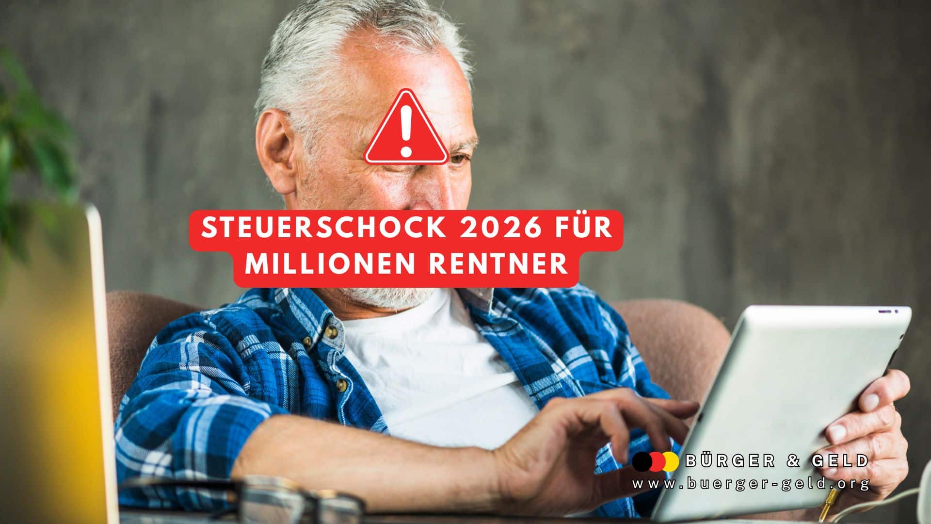 Rentner prüft Steuerpflicht am PC für 2026