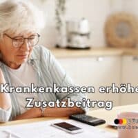 Seniorin sitzt nachdenklich am Küchentisch, überprüft Rentenunterlagen mit Taschenrechner und Laptop – Text auf dem Bild: „3 Krankenkassen erhöhen Zusatzbeitrag“, Beitrag von Bürger & Geld, dem Nachrichtenportal des Vereins Für soziales Leben e. V.