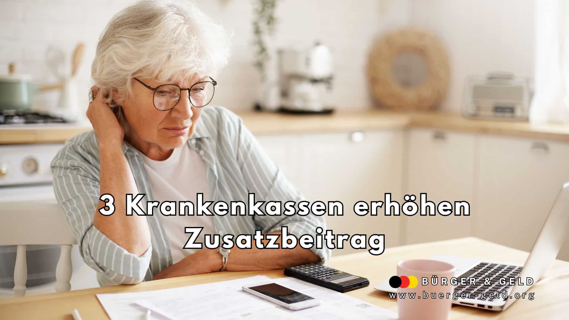 Seniorin sitzt nachdenklich am Küchentisch, überprüft Rentenunterlagen mit Taschenrechner und Laptop – Text auf dem Bild: „3 Krankenkassen erhöhen Zusatzbeitrag“, Beitrag von Bürger & Geld, dem Nachrichtenportal des Vereins Für soziales Leben e. V.