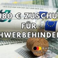 Mehrere 5-Euro-Scheine mit einer zusammengerollten Banknote und einem Korken im Vordergrund. Darüber steht in großer Schrift: „4.180 € Zuschuss für Schwerbehinderte“. Unten rechts das Logo und die Internetadresse von „Bürger & Geld“.