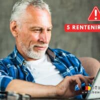 Älterer Mann mit grauen Haaren und Bart sitzt entspannt zu Hause, schaut lächelnd auf ein Tablet. Im Bild steht: „5 Rentenirrtümer“, dazu das Logo von Bürger & Geld und die Website buerger-geld.org. Symbolbild für häufige Irrtümer bei der gesetzlichen Rente in Deutschland.