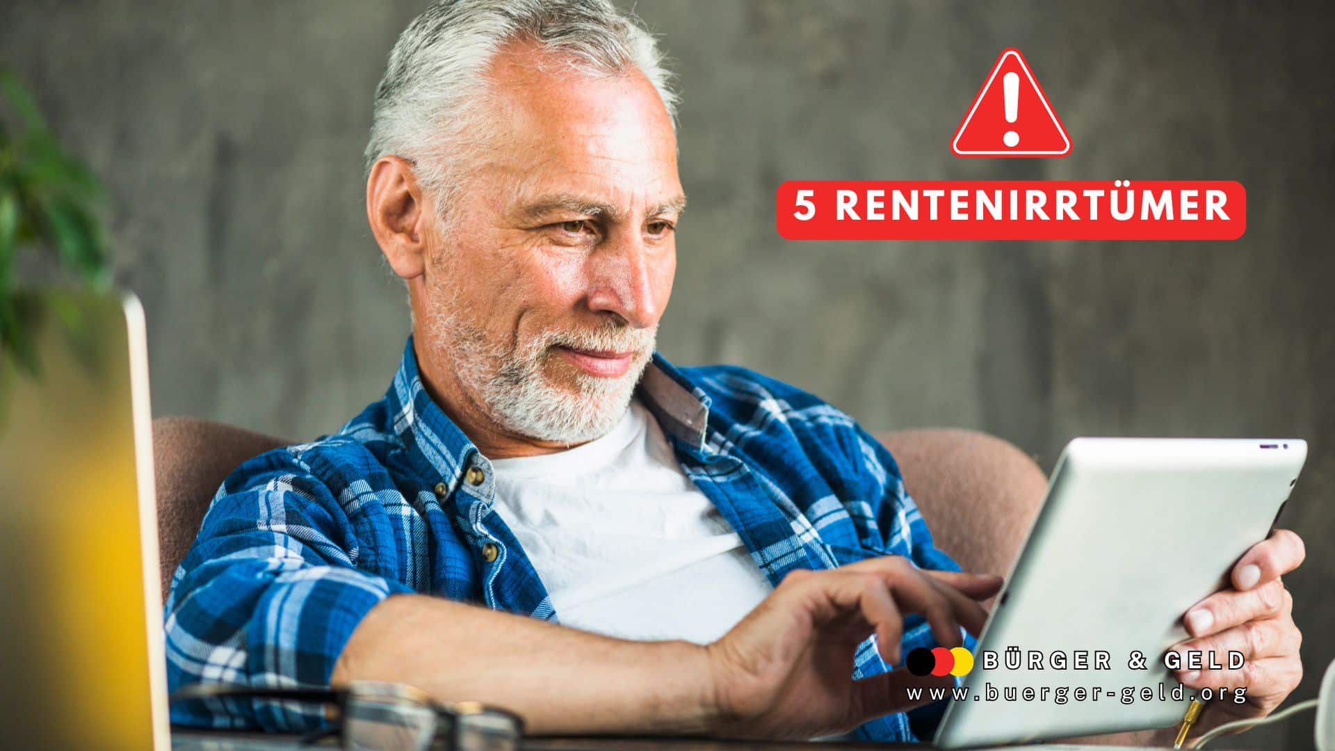 Älterer Mann mit grauen Haaren und Bart sitzt entspannt zu Hause, schaut lächelnd auf ein Tablet. Im Bild steht: „5 Rentenirrtümer“, dazu das Logo von Bürger & Geld und die Website buerger-geld.org. Symbolbild für häufige Irrtümer bei der gesetzlichen Rente in Deutschland.
