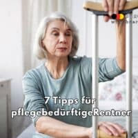 Eine ältere Frau mit grauen Haaren sitzt in einem hellen Schlafzimmer und stützt sich auf eine Gehhilfe. Im Hintergrund sind ein Bett und eine Kommode zu sehen. Über dem Bild steht das Logo von „Bürger & Geld“ mit der Webadresse. Im unteren Bereich des Bildes befindet sich die deutschsprachige Überschrift „7 Tipps für pflegebedürftige Rentner“.