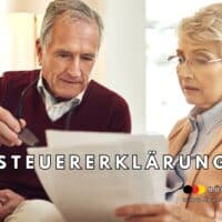 Seniorenpaar beim gemeinsamen Ausfüllen der Steuererklärung zu Hause, Dokumente in der Hand, Symbolbild für Rentner und Steuerpflicht, Text: „Steuererklärung“, Logo und Webadresse von Bürger & Geld