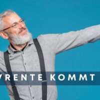 Älterer Mann in Siegerpose auf blauem Hintergrund mit Schriftzug "Aktivrente kommt 2026" und Bürger & Geld Logo.