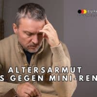 Ein älterer Mann sitzt nachdenklich an einem Tisch, trägt einen beigen Strickpullover und hält eine Geldbörse in der Hand. Im Hintergrund neutrale Inneneinrichtung, im Vordergrund gut lesbarer Text: „Altersarmut – Tipps gegen Mini-Renten“. Ein Logo von Bürger & Geld sowie die Domain www.buerger-geld.org sind rechts oben eingeblendet. Das Bild symbolisiert finanzielle Sorgen im Alter und gibt praktische Hinweise zur Vermeidung von Altersarmut in Deutschland.