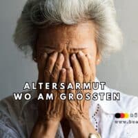 Ältere Frau mit grauen Haaren sitzt nachdenklich vor grauer Wand, Thema Altersarmut in Deutschland, Bürger & Geld Nachrichtenmagazin
