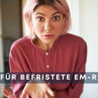 Frau mit rosa Haaren in roter Bluse gestikuliert fragend in einem Wohnzimmer; Text im Bild: "Aus für befristete EM-Rente" – Bild für Bürger & Geld, www.buerger-geld.org