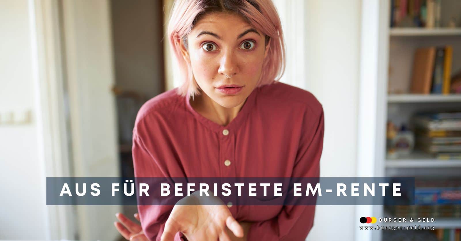 Frau mit rosa Haaren in roter Bluse gestikuliert fragend in einem Wohnzimmer; Text im Bild: "Aus für befristete EM-Rente" – Bild für Bürger & Geld, www.buerger-geld.org