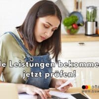 Eine junge Frau sitzt konzentriert am Küchentisch und prüft Belege sowie Unterlagen mithilfe eines Taschenrechners. Im Hintergrund stehen frisches Gemüse, ein Mixer und weitere Küchenutensilien. Im Vordergrund ist ein Laptop sichtbar. Im Bild befindet sich der Text: „Alle Leistungen bekommen? jetzt prüfen!“ und das Logo von BÜRGER & GELD mit Website-Adresse www.buerger-geld.org. Die Szene veranschaulicht den sorgfältigen Check und die Planung staatlicher Sozialleistungen, zum Beispiel Bürgergeld, Kindergeld und Rente.