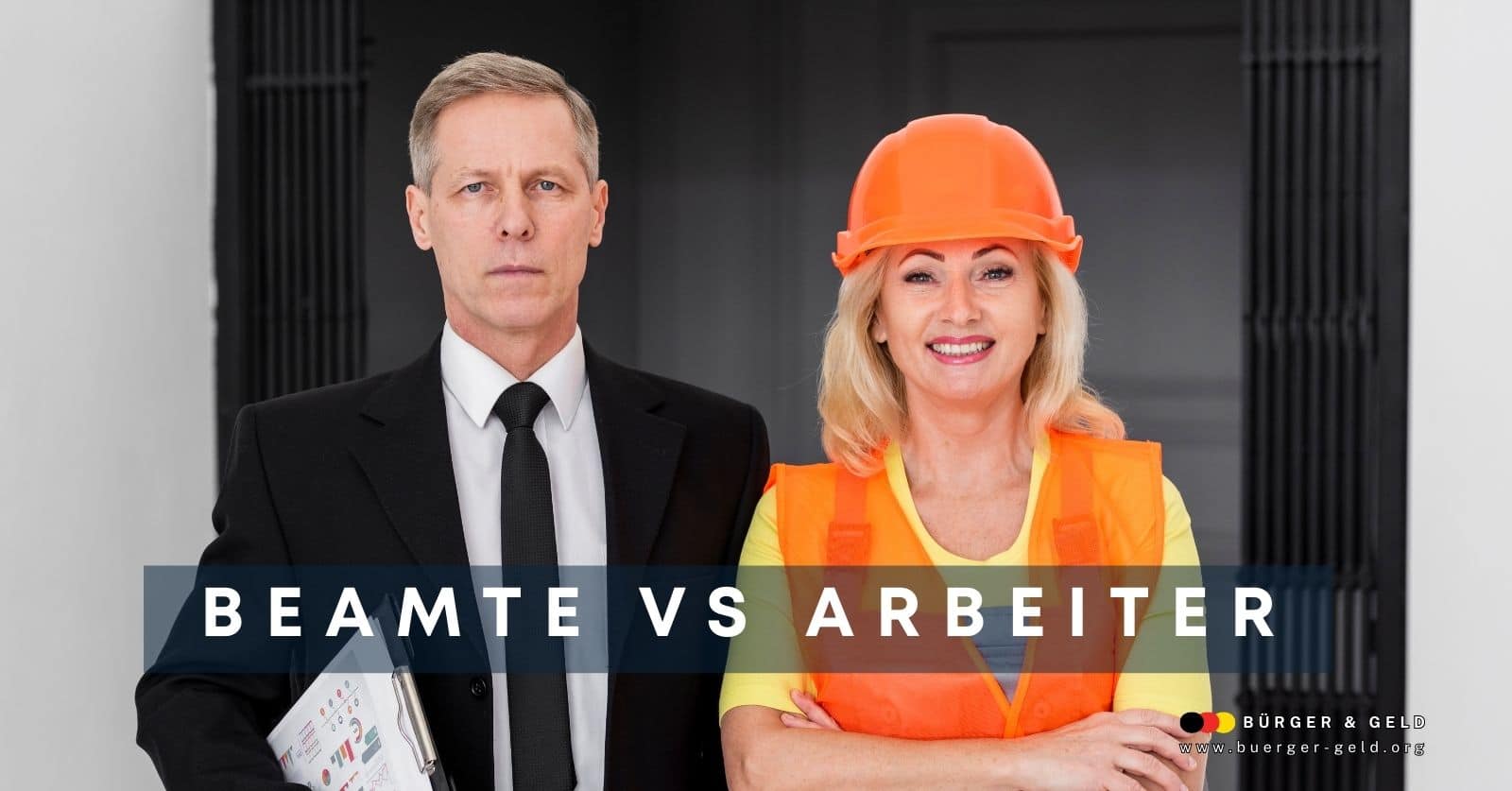 Mann im Anzug und Frau in Arbeitskleidung mit Bauhelm stehen nebeneinander, Text „Beamte vs Arbeiter“, Symbolbild für Unterschiede bei Renteneintrittsalter und Pensionen.