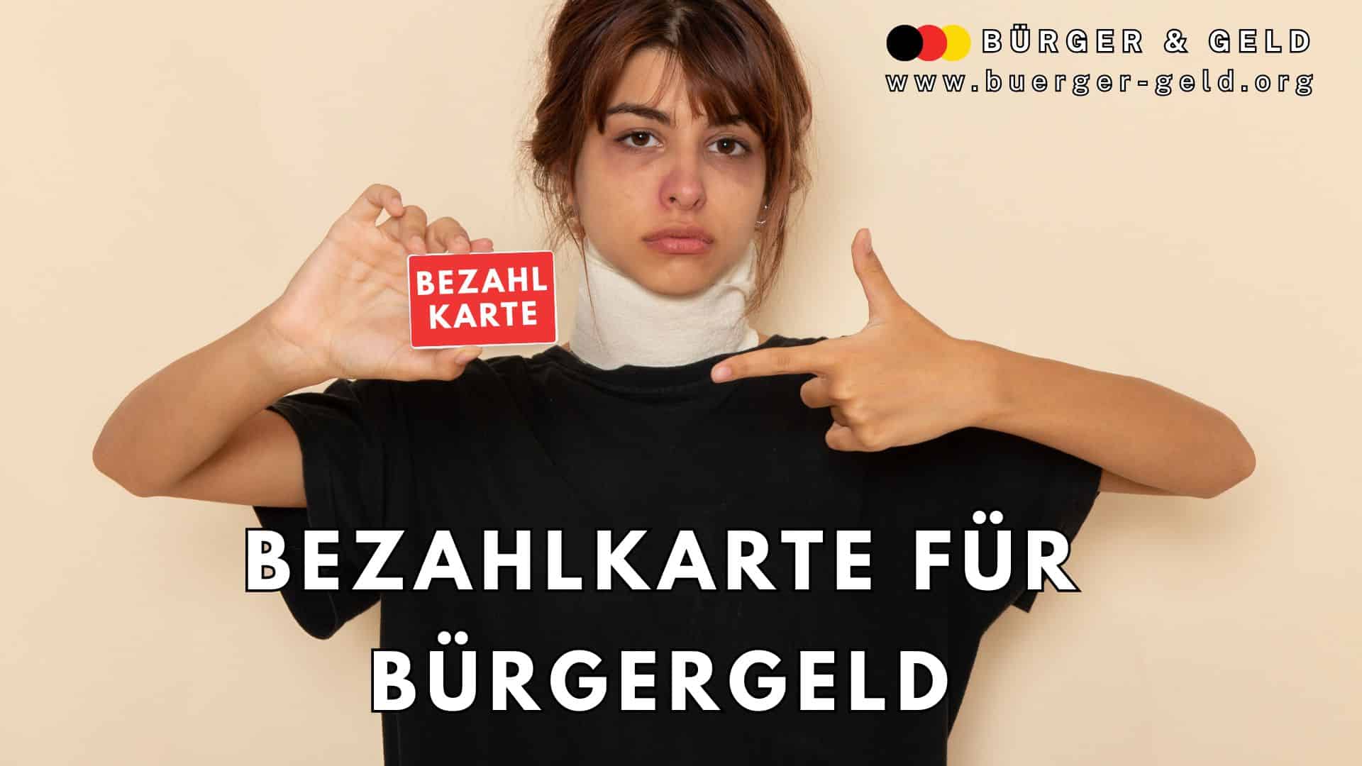 Eine Person hält eine rote Karte mit der Aufschrift "Bezahlkarte" in der einen Hand und zeigt mit der anderen Hand darauf. Im Hintergrund ist ein neutraler, beigefarbener Raum. Im oberen Bereich steht das Logo und die Webadresse von "Bürger & Geld". Darunter ist in großer, weißer Schrift der Text "Bezahlkarte für Bürgergeld" zu sehen.
