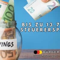 Glas mit Euroscheinen und Label "Savings" auf Tisch vor blauem Hintergrund. Slogan daneben: "Bis zu 13.700 € Steuerersparnis" – Kampagnenmotiv von Bürger & Geld, www.buerger-geld.org, speziell für Menschen mit Behinderung und pflegende Angehörige.