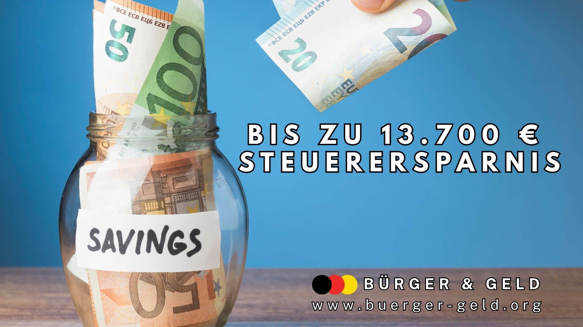 Glas mit Euroscheinen und Label "Savings" auf Tisch vor blauem Hintergrund. Slogan daneben: "Bis zu 13.700 € Steuerersparnis" – Kampagnenmotiv von Bürger & Geld, www.buerger-geld.org, speziell für Menschen mit Behinderung und pflegende Angehörige.