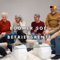 Gruppe älterer Menschen sitzt gemeinsam im Wohnzimmer und diskutiert über Boomer-Soli und Auswirkungen auf die Betriebsrente, mit Logo von Bürger & Geld und Webadresse buerger-geld.org im Bild, thematisiert Sonderabgabe für Rentner und betriebliche Altersvorsorge.