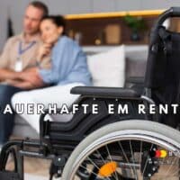 Ein Rollstuhl steht im Vordergrund eines Wohnzimmers, im Hintergrund sitzt ein Paar eng beieinander auf einem Sofa. Im Bildvordergrund steht der Text „Dauerhafte EM Rente“. Unten rechts befindet sich das Logo von BÜRGER & GELD und die Website-Adresse