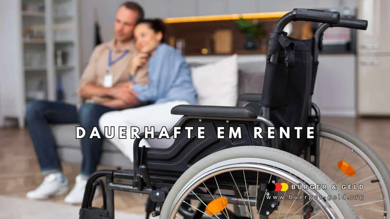Ein Rollstuhl steht im Vordergrund eines Wohnzimmers, im Hintergrund sitzt ein Paar eng beieinander auf einem Sofa. Im Bildvordergrund steht der Text „Dauerhafte EM Rente“. Unten rechts befindet sich das Logo von BÜRGER & GELD und die Website-Adresse