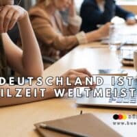 Mehrere Menschen sitzen an einem modernen Konferenztisch und arbeiten an Laptops; im Vordergrund steht eine Frau mit Laptop und Notizbuch. Über dem Bild der Text: „Deutschland ist Teilzeit Weltmeister“. Logo und Webadresse des Nachrichtenmagazins Bürger & Geld sind unten rechts sichtbar.