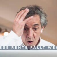 Symbolbild zum Wegfall der Rente wegen teilweiser Erwerbsminderung bei Berufsunfähigkeit: Mann am Computer, Text-Overlay ‚Diese Rente fällt weg!‘ und Logo von Bürger & Geld.