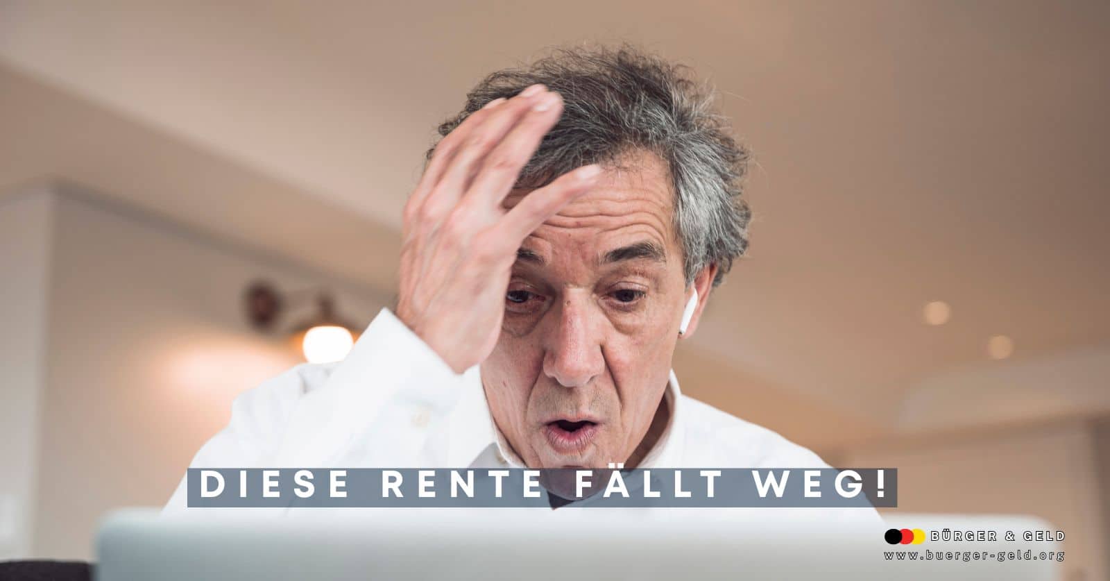 Symbolbild zum Wegfall der Rente wegen teilweiser Erwerbsminderung bei Berufsunfähigkeit: Mann am Computer, Text-Overlay ‚Diese Rente fällt weg!‘ und Logo von Bürger & Geld.
