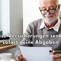 Ein älterer Mann sitzt an einem Holztisch vor einem Fenster, hält Papiere in der Hand und liest konzentriert. Auf dem Tisch stehen Kaffeetasse, Bücher und ein Blumentopf mit Kakteen. Im Vordergrund ist der Text zu lesen: „Diese Versicherungen senken sofort deine Abgaben“. In der rechten unteren Ecke befindet sich das Logo von „Bürger & Geld“ sowie die Internetadresse www.buerger-geld.org.